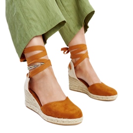 Brune espadriller med snørebånd med en Blagica kile