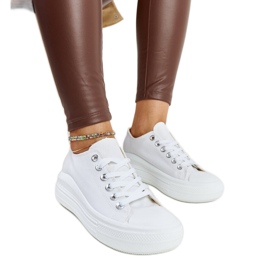 Hvide sneakers på en tyk Zlata platform