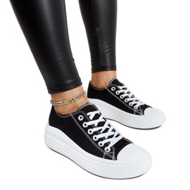 Sorte sneakers på en tyk Zlata platform