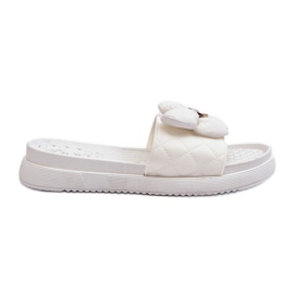 Hvide Cedrella flip-flops til kvinder med dekoration på en lav platform
