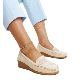 Lysbeige kileloafers i ruskind fra Sakena