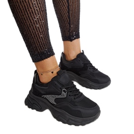 Sorte platform sneakers dekoreret med Maras rhinestones