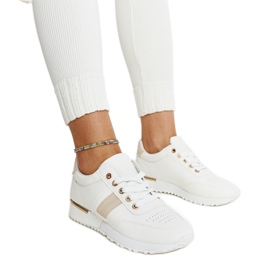 Hvide og beige sneakers på Nihad gummiplatformen