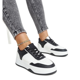 Hvide og sorte sneakers med en tyk Rumai-sål
