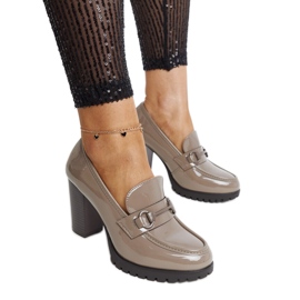 Grå patenthælede pumps fra Giacoma