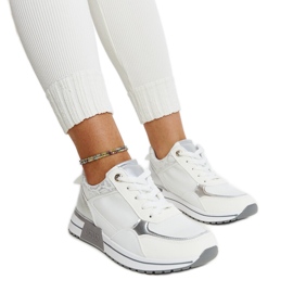Hvide sneakers på Kerttu platformen