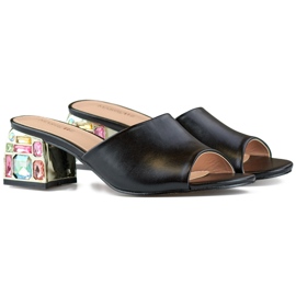 Sorte kvinders lavhælede flip-flops med krystaller