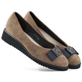 Ruskindssko i taupe farve, pumps med lav kile beige