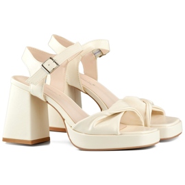 Beige sandaler med høj, bred hæl