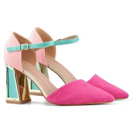 Elegante forårspink åbne pumps på en elegant høj hæl lyserød