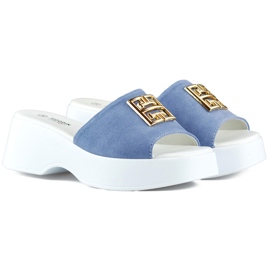 Blå jeans, elegante, komfortable flip-flops med tyk sål