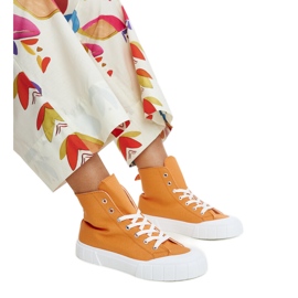 Orange high-top sneakers fra Vinka