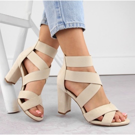 Damehælede sandaler med beige elastikbånd eVento 6964
