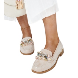 Lyse beige mokkasiner med Dahera dekorationer