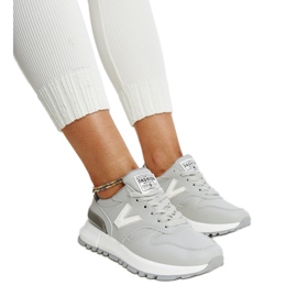 Grå sneakers med en tykkere Cettina-sål
