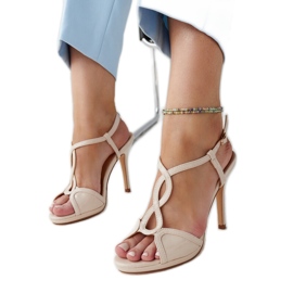 Beige patenterede stiletsandaler fra Vappu