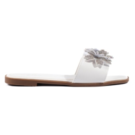 Hvide dameflip-flops med dekoration