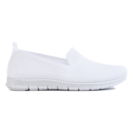Tag hvide sneakers på