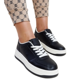 Sorte sneakers på Cvita platformen