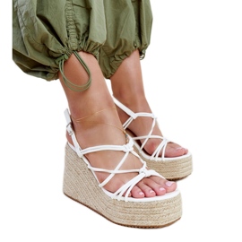 Hvide Mara kile-sandaler