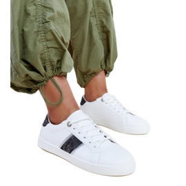 Hvide og sorte sneakers med en dekorativ Grada-stribe