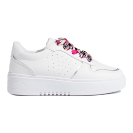 Hvide damesneakers bundet med et bånd