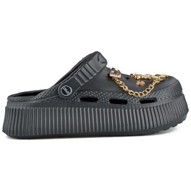 Sorte flip-flops med tyk sål og dekorationer