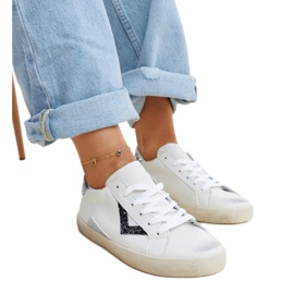 Hvide sneakers med slidt effekt fra Gombol