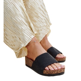 Sorte flip-flops med en Naifene kork wedge