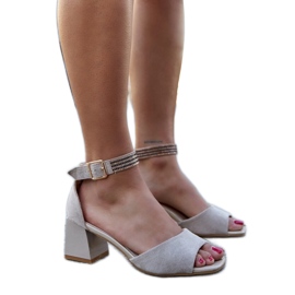 Athir sandaler med patenthælede beige