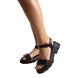 Sorte sandaler med en massiv Meredi-sål