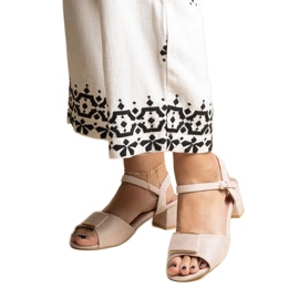 Beige sandaler med lav hæl fra Frederica