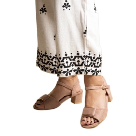 Mørkebeige sandaler med lav hæl fra Frederica