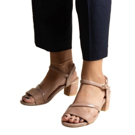 Mørke beige sandaler med en kombination af Hambly materialer