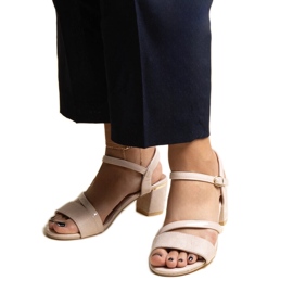 Beige sandaler med en kombination af Hambly materialer