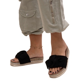 Sorte flip-flops med en massiv Peletra-sål