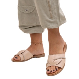 Hatte dekoreret med en strop med Amari zirkoner beige