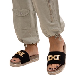 Sorte flip-flops med et skinnende spænde fra Niamh