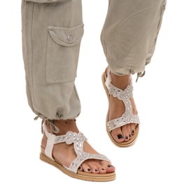 Shahids skinnende hvide sandaler