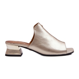 Elegante flip-flops til kvinder lavet af naturligt læder med lave hæle Maciejka 06360-25 guld gylden