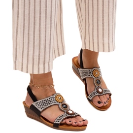 Skinnende sandaler med lav kile fra Azeeza sort