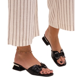 Lavhælede flip-flops med et dekorativt Luara-spænde sort