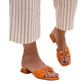 Lavhælede flip-flops med et dekorativt Luara-spænde orange
