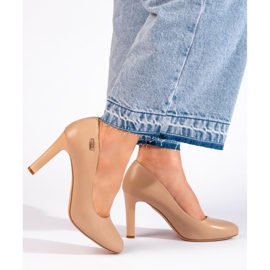 Klassiske beige højhælede pumps fra Sergio Leone