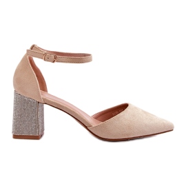 Beige pumps lavet af øko ruskind på en dekoreret hæl