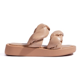 Beige flip-flops med en tyk sål