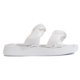 Hvide flip-flops med en tyk sål