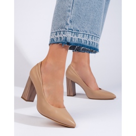Beige damepumps fra Sergio Leone med en dekorativ hæl