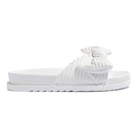 Hvide flip-flops med en tyk sål
