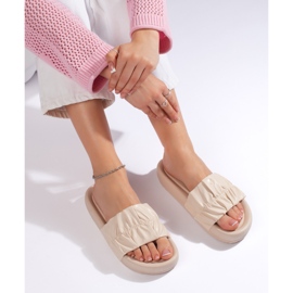 Lysebeige flæsede flip-flops til kvinder
